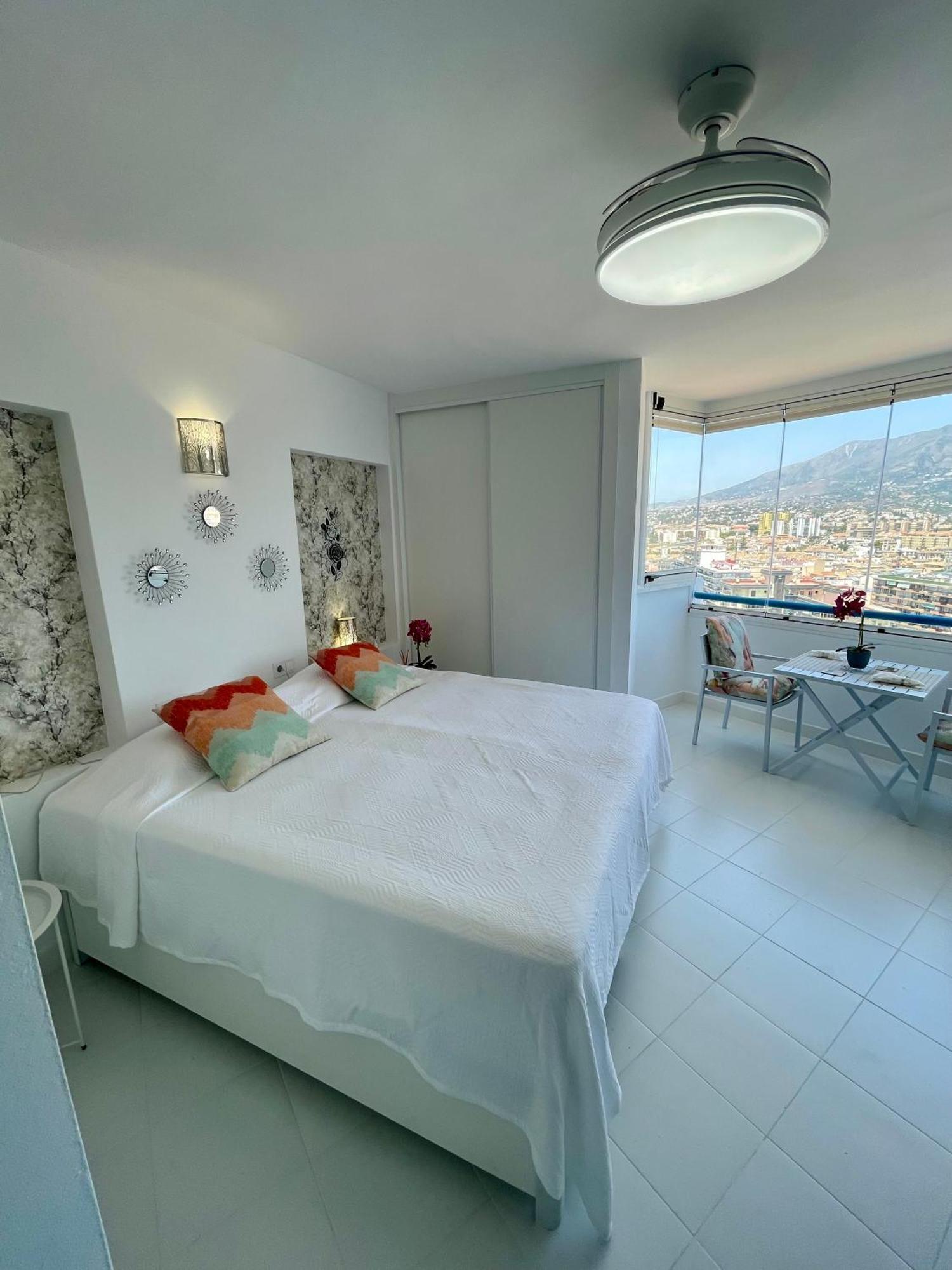 Sunny Beachside Retreat With Mountain And Sea Views Appartamento *