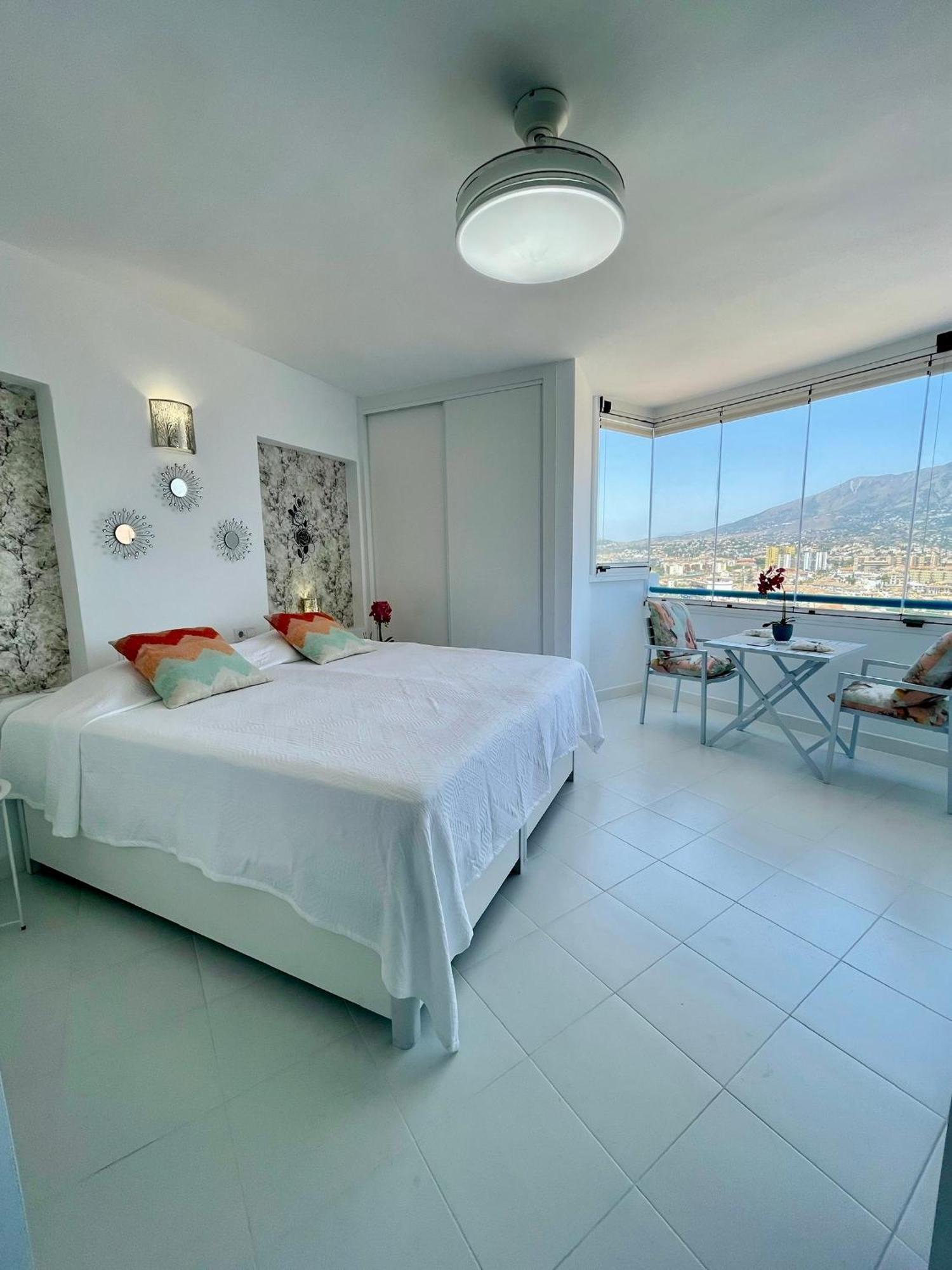 Sunny Beachside Retreat With Mountain And Sea Views Appartamento
